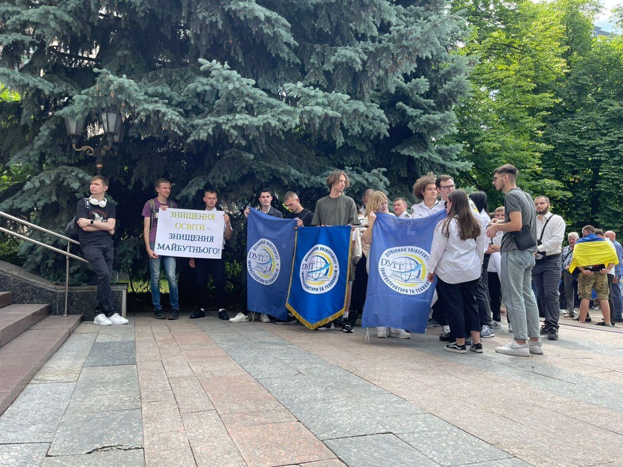 ДУИТ могут присоединить к НТУ: коллектив железнодорожного вуза требует от МОНУ открытого диалога