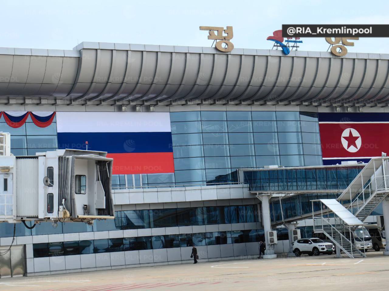 Путін приїхав до КНДР: Пхеньян прикрасили російськими прапорами та портретами