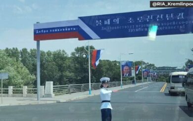 Путін приїхав до КНДР: Пхеньян прикрасили російськими прапорами та портретами