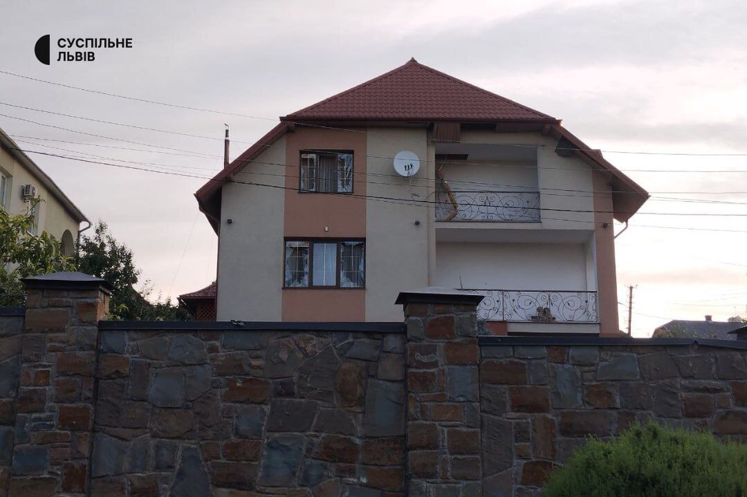 В результате атаки дронов в Малехове повреждены дома и ранен охранник