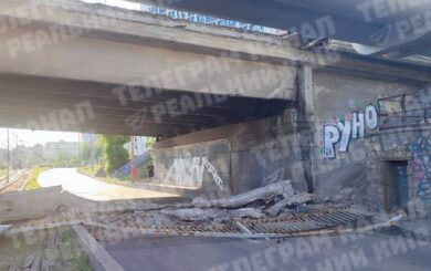 В Киеве обрушилась часть Воздухофлотского путепровода