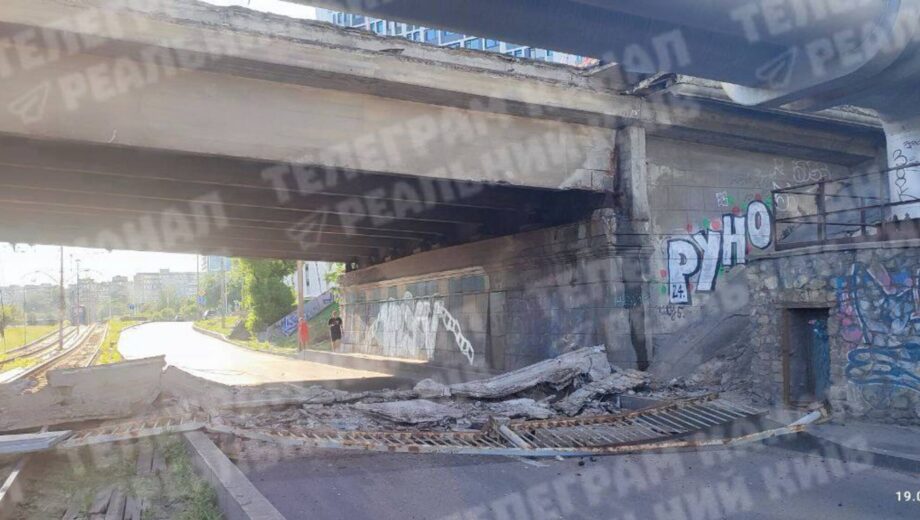 В Киеве обрушилась часть Воздухофлотского путепровода