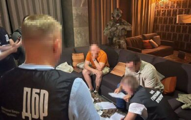 Гроші в коробках і годинник за тисячі доларів: знахідки під час обшуків у нардепа Тищенка