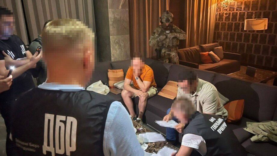 Гроші в коробках і годинник за тисячі доларів: знахідки під час обшуків у нардепа Тищенка