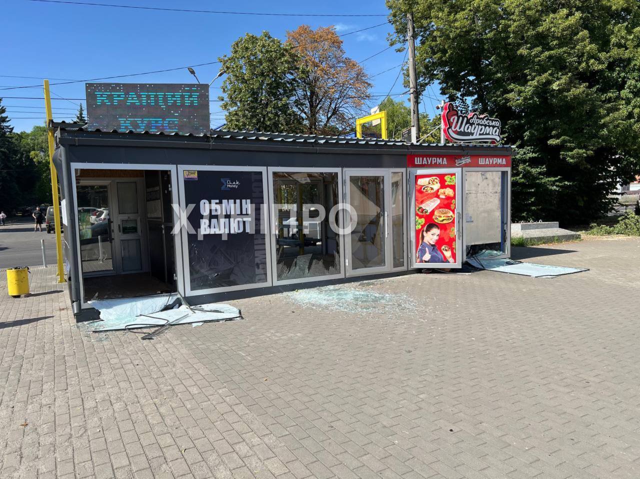 В Днепре в результате ракетно-дроновой атаки поврежден ТЦ, — СМИ (фото)