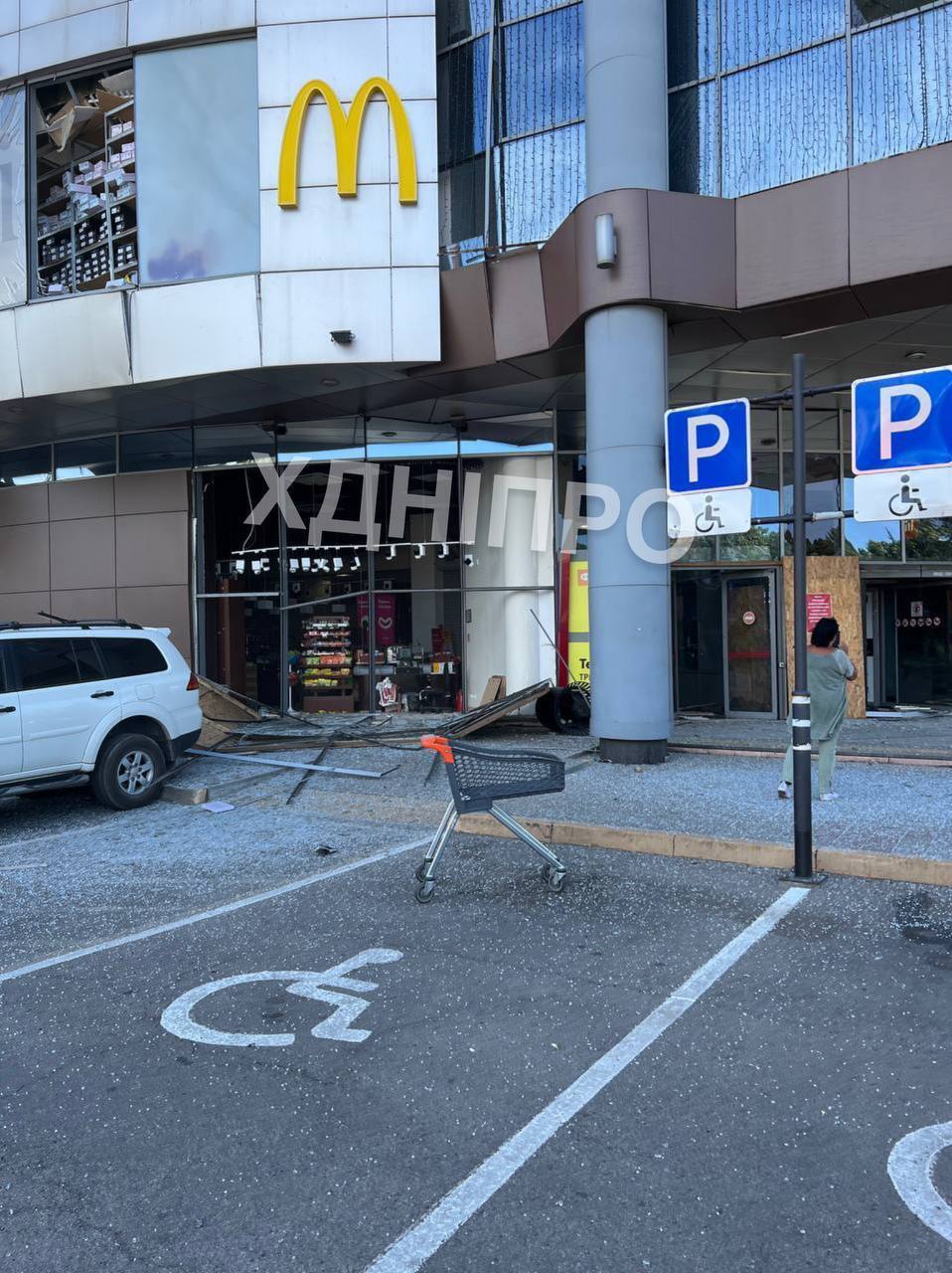 В Днепре в результате ракетно-дроновой атаки поврежден ТЦ, — СМИ (фото)