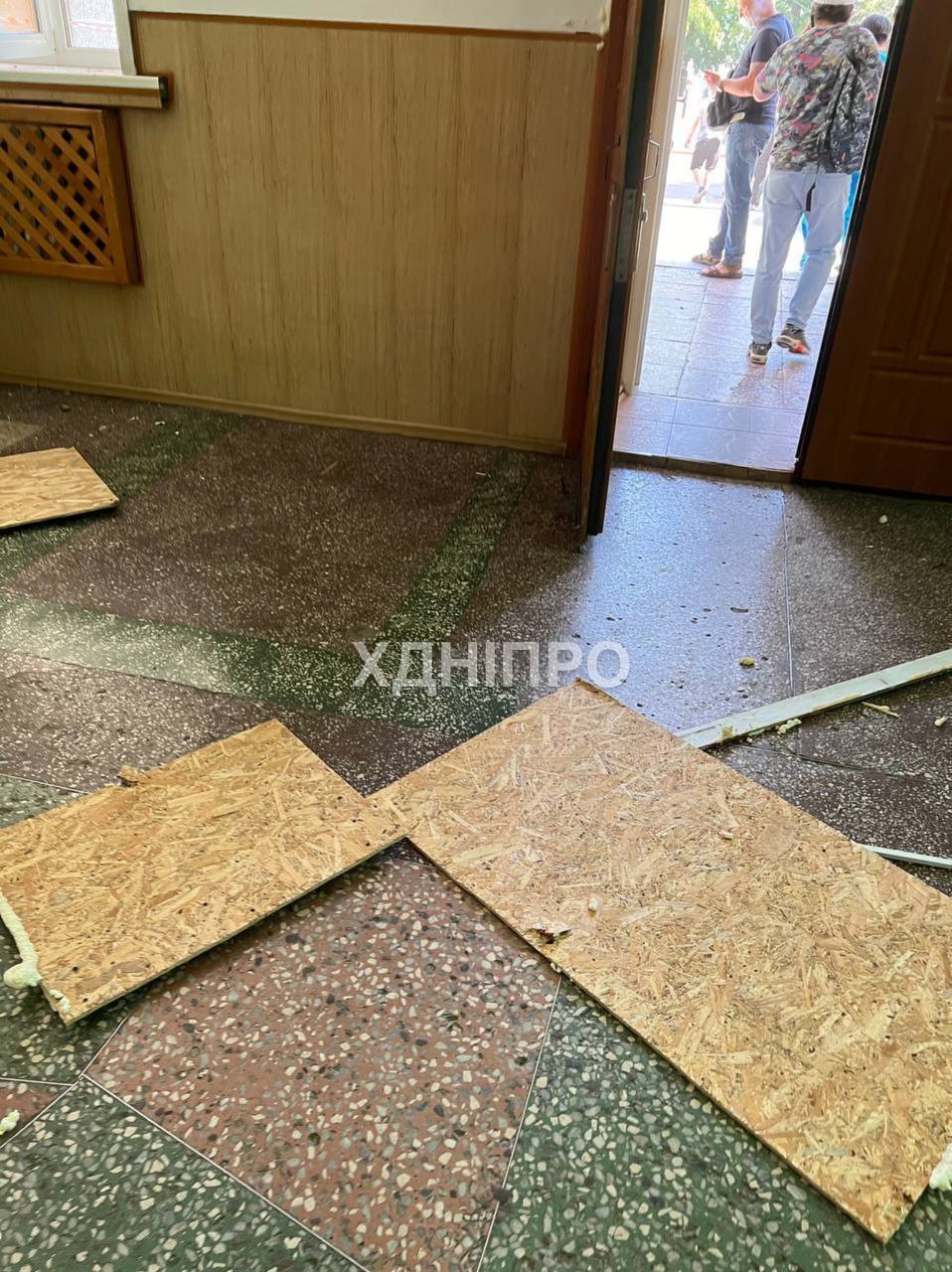 В Днепре в результате ракетно-дроновой атаки поврежден ТЦ, — СМИ (фото)