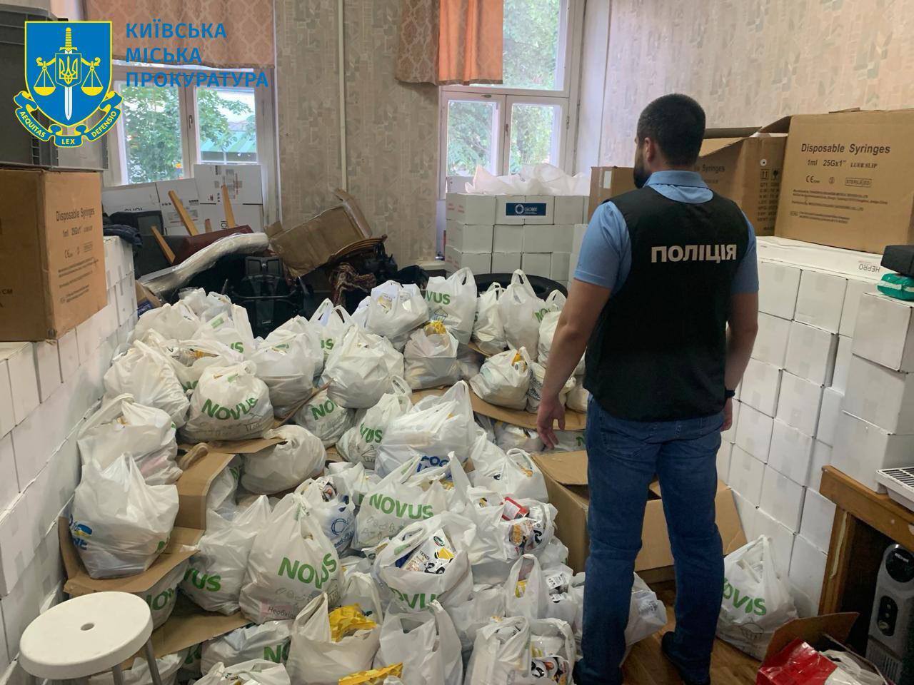Екскерівницю Червоного Хреста одного з районів Києва запідозрили у привласненні ''гуманітарки'' на майже 4 мільйони