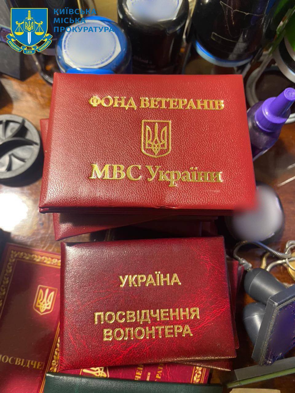 Екскерівницю Червоного Хреста одного з районів Києва запідозрили у привласненні ''гуманітарки'' на майже 4 мільйони