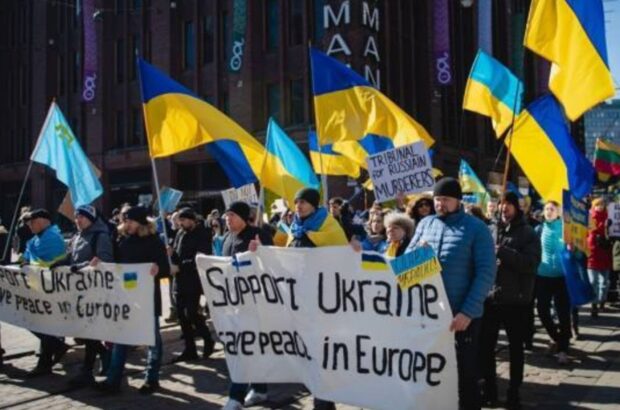 »Дети – не мишени»: украинцы за границей выходят на митинги из-за российского обстрела »Охматдета»