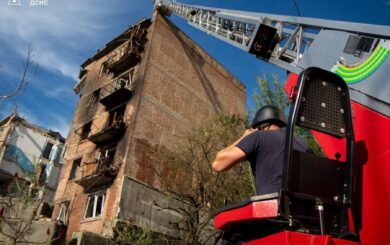 В Киеве продолжается ликвидация последствий ракетной атаки: часть дома обрушилась