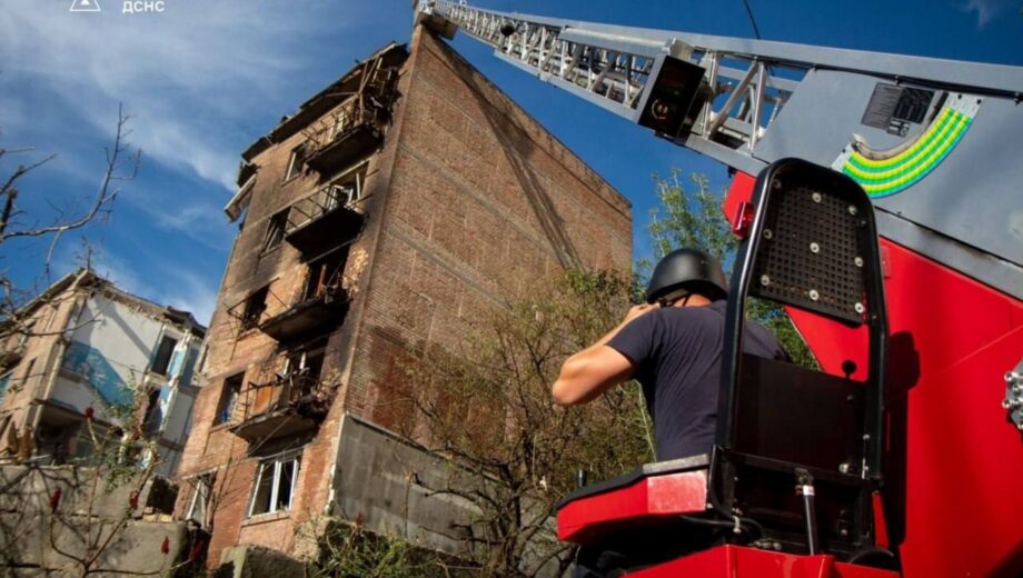 В Киеве продолжается ликвидация последствий ракетной атаки: часть дома обрушилась