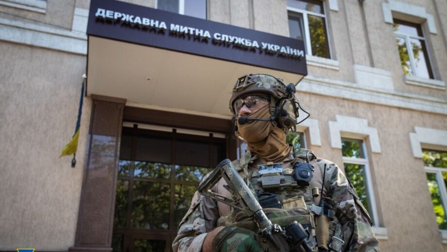 Керівників Держмитслужби затримали за хабарі: СБУ розкрила схему поборів