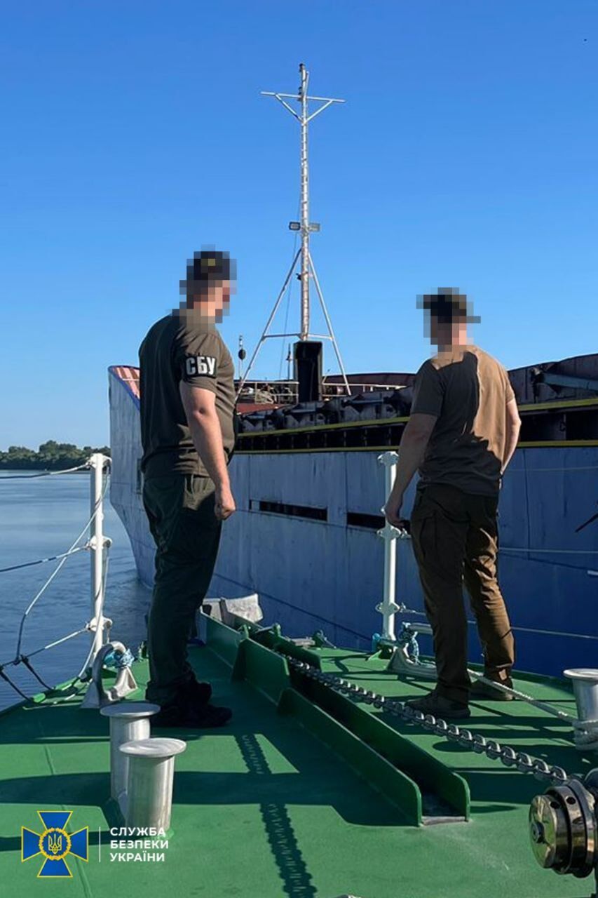 СБУ задержала капитана грузового судна, вывозившего украинское зерно из Крыма для россии