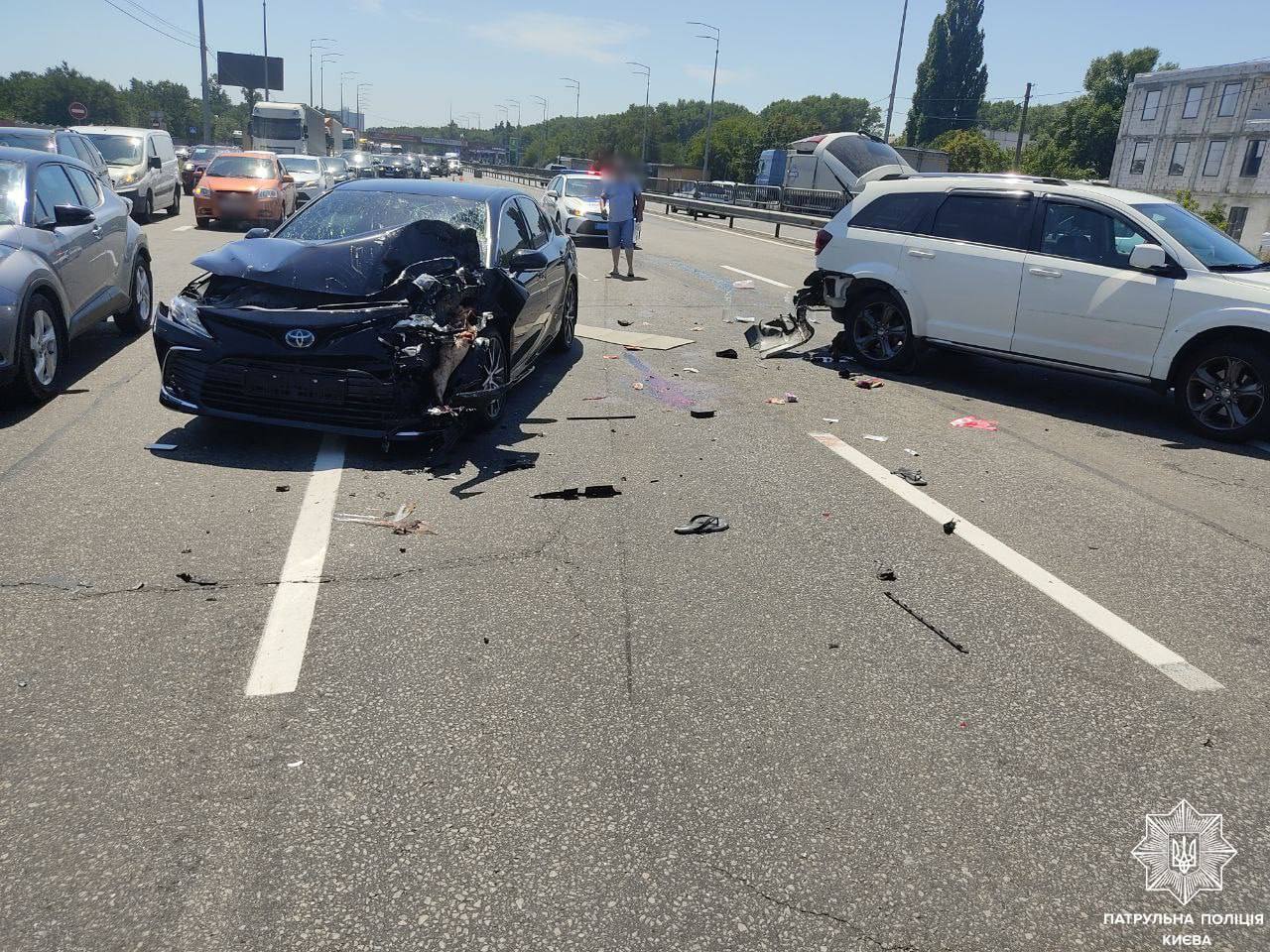 У Києві Toyota врізалася в автомобілі, які потрапили в ДТП: є постраждалі (фото)