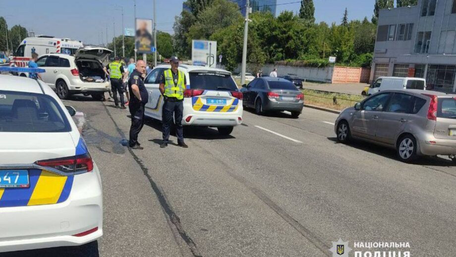 В Киеве Toyota врезалась в попавшие в ДТП автомобили: есть пострадавшие (фото)