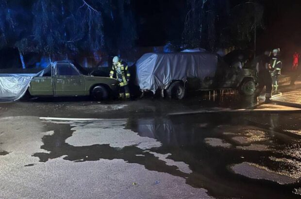 Нічний підпал в Одесі: на Таїрова згоріли два автомобілі військових
