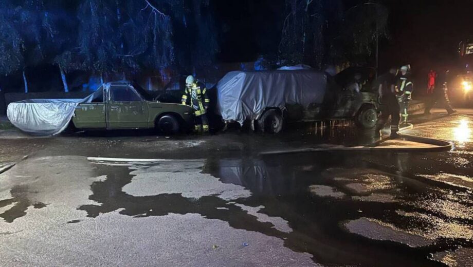 Нічний підпал в Одесі: на Таїрова згоріли два автомобілі військових