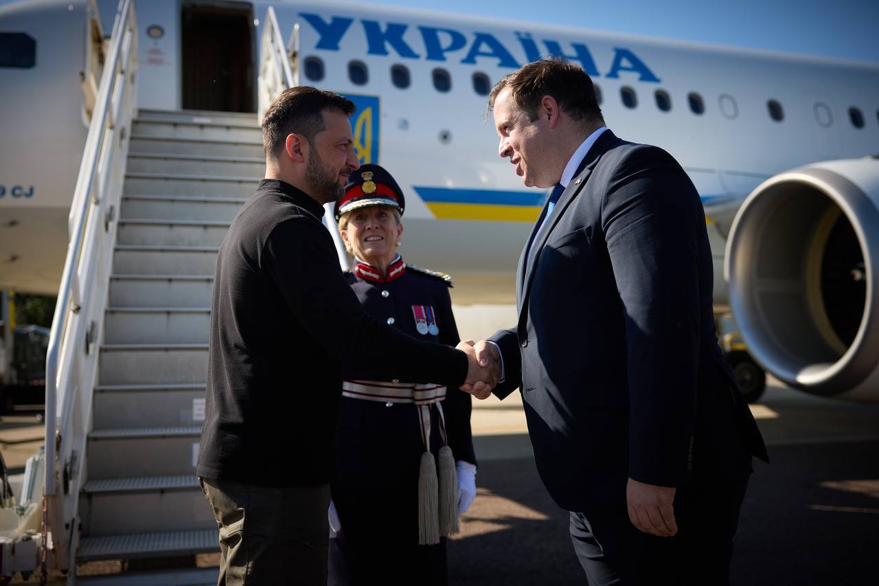  Зеленський прибув до Великобританії на саміт Європейської політичної спільноти, його зустрів Залужний 