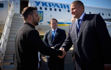 Зеленський прибув до Великобританії на саміт Європейської політичної спільноти, його зустрів Залужний