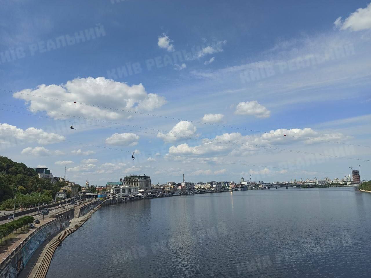 В Киеве оборвался трос канатной дороги над Днепром: в воде ищут девушку