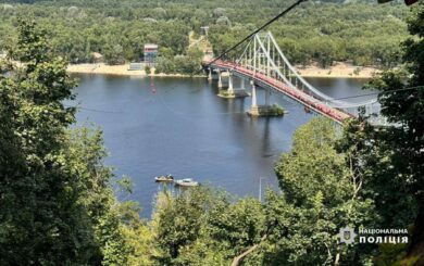 В Киеве оборвался трос канатной дороги над Днепром: в воде ищут девушку