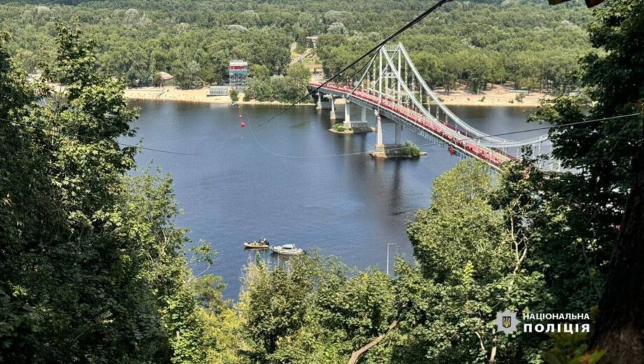В Киеве оборвался трос канатной дороги над Днепром: в воде ищут девушку