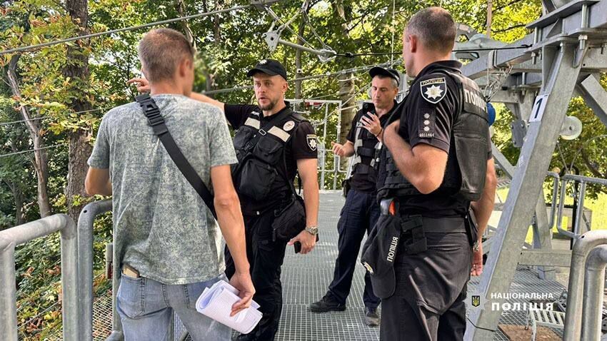 У Києві обірвався трос канатної дороги над Дніпром: у воді шукають хлопця