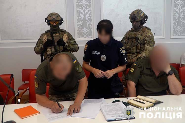 Працівники ТЦК на Тернопільщині ''заробили'' $150 тис на військовозобов’язаних 