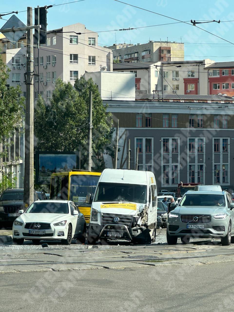 В Киеве трамвай сошел с рельсов и протаранил десяток авто (фото, видео)