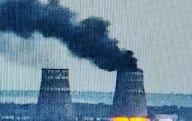 Росіяни підпалили градирню Запорізької АЕС. Рівень радіації в нормі