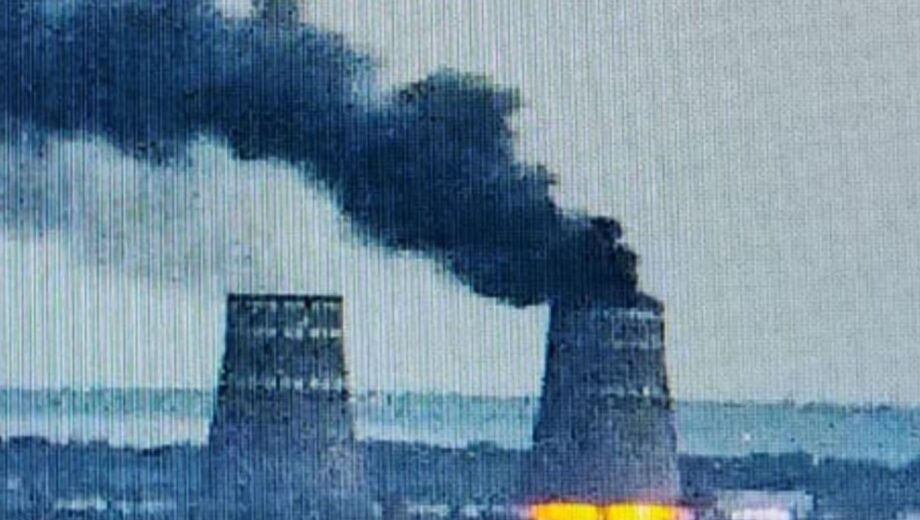 Росіяни підпалили градирню Запорізької АЕС. Рівень радіації в нормі