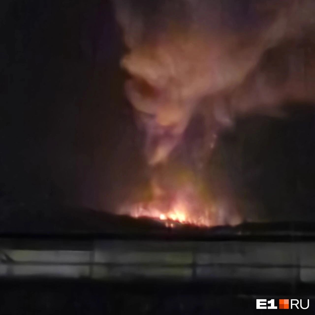 Потужна пожежа в Єкатеринбурзі: жителі міста чули вибух на великій відстані