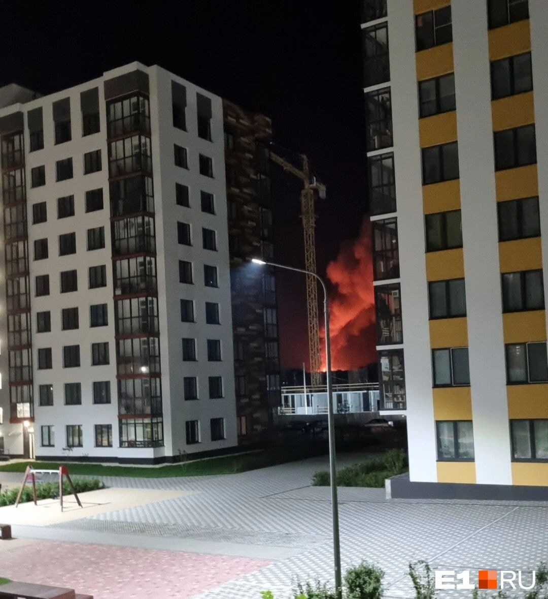 Потужна пожежа в Єкатеринбурзі: жителі міста чули вибух на великій відстані