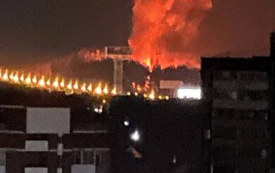 У Києві сталася пожежа у багатоповерхівці через падіння уламків ворожого дрона