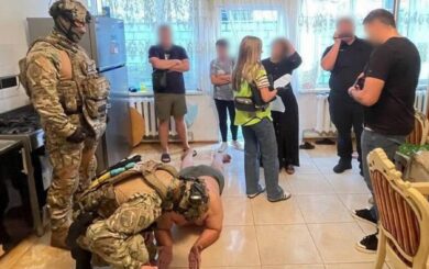 Полиция разоблачила международную преступную группу, которая продала несуществующие дроны и автомобили для ВСУ на 46 млн грн