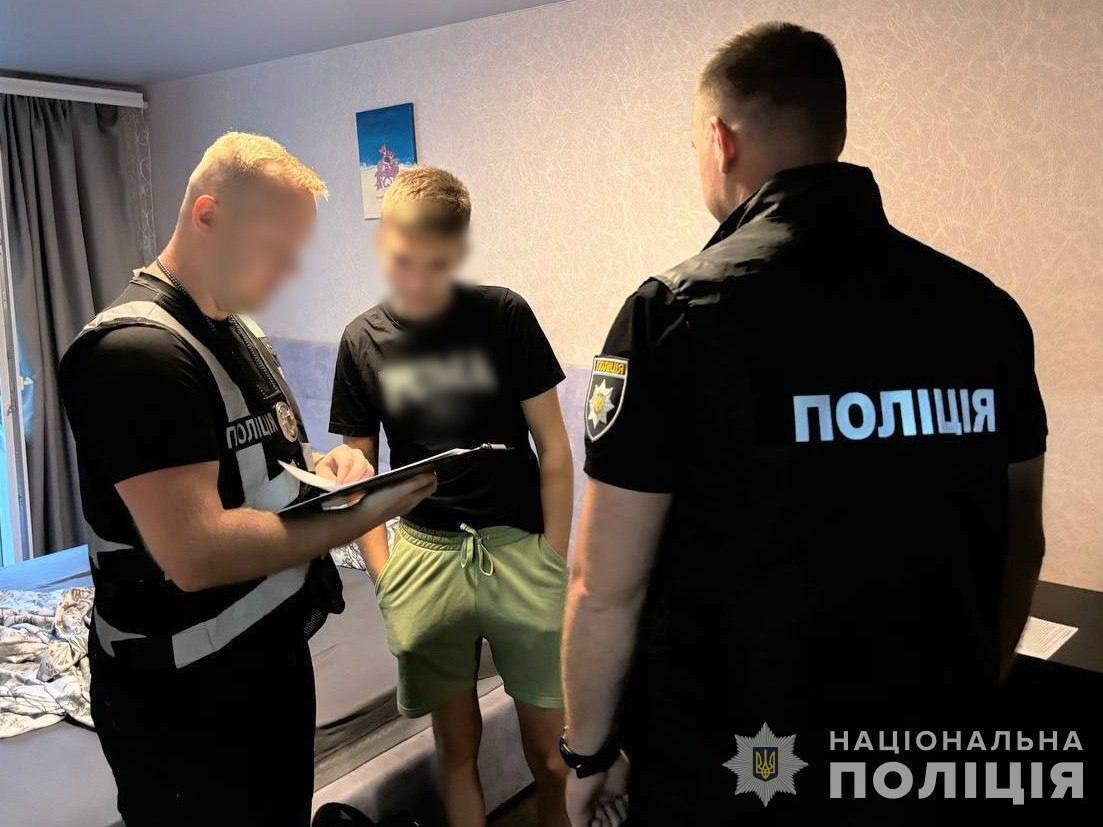 Полиция разоблачила международную преступную группу, которая продала несуществующие дроны и автомобили для ВСУ на 46 млн грн