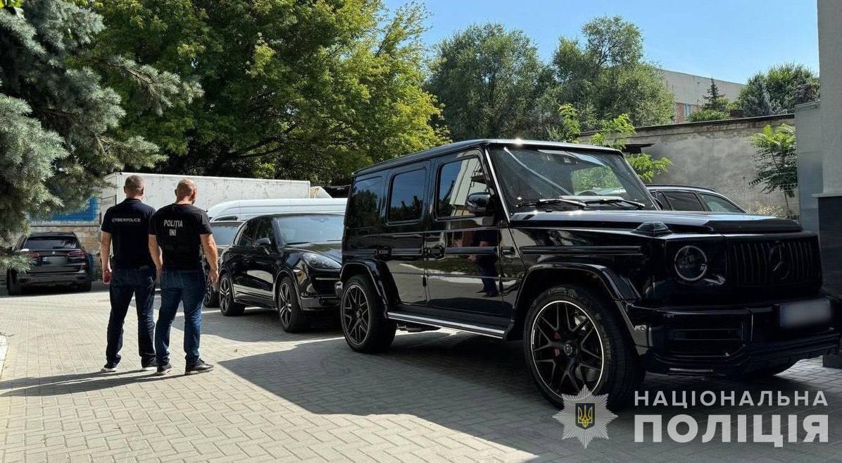 Полиция разоблачила международную преступную группу, которая продала несуществующие дроны и автомобили для ВСУ на 46 млн грн