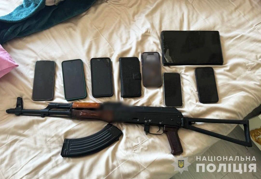 Полиция разоблачила международную преступную группу, которая продала несуществующие дроны и автомобили для ВСУ на 46 млн грн
