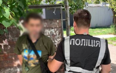 Киевлянин продавал гранатометы через интернет и отправлял покупателям по почте (фото)