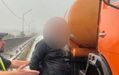 В Черновицкой области пьяный священник на КамАЗе врезался в столб и избил патрульную