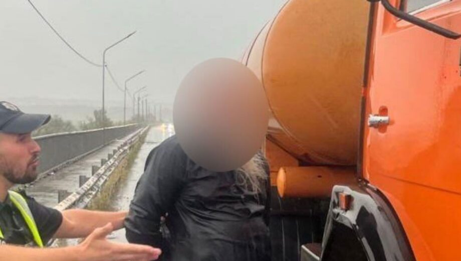 В Черновицкой области пьяный священник на КамАЗе врезался в столб и избил патрульную