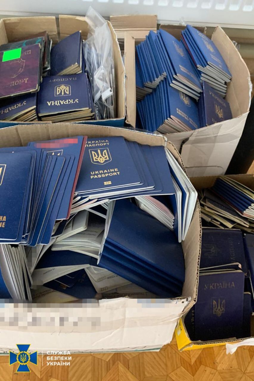 Чиновники Одесской миграционной службы подделывали паспорта для находящихся за рубежом ухилянцев.