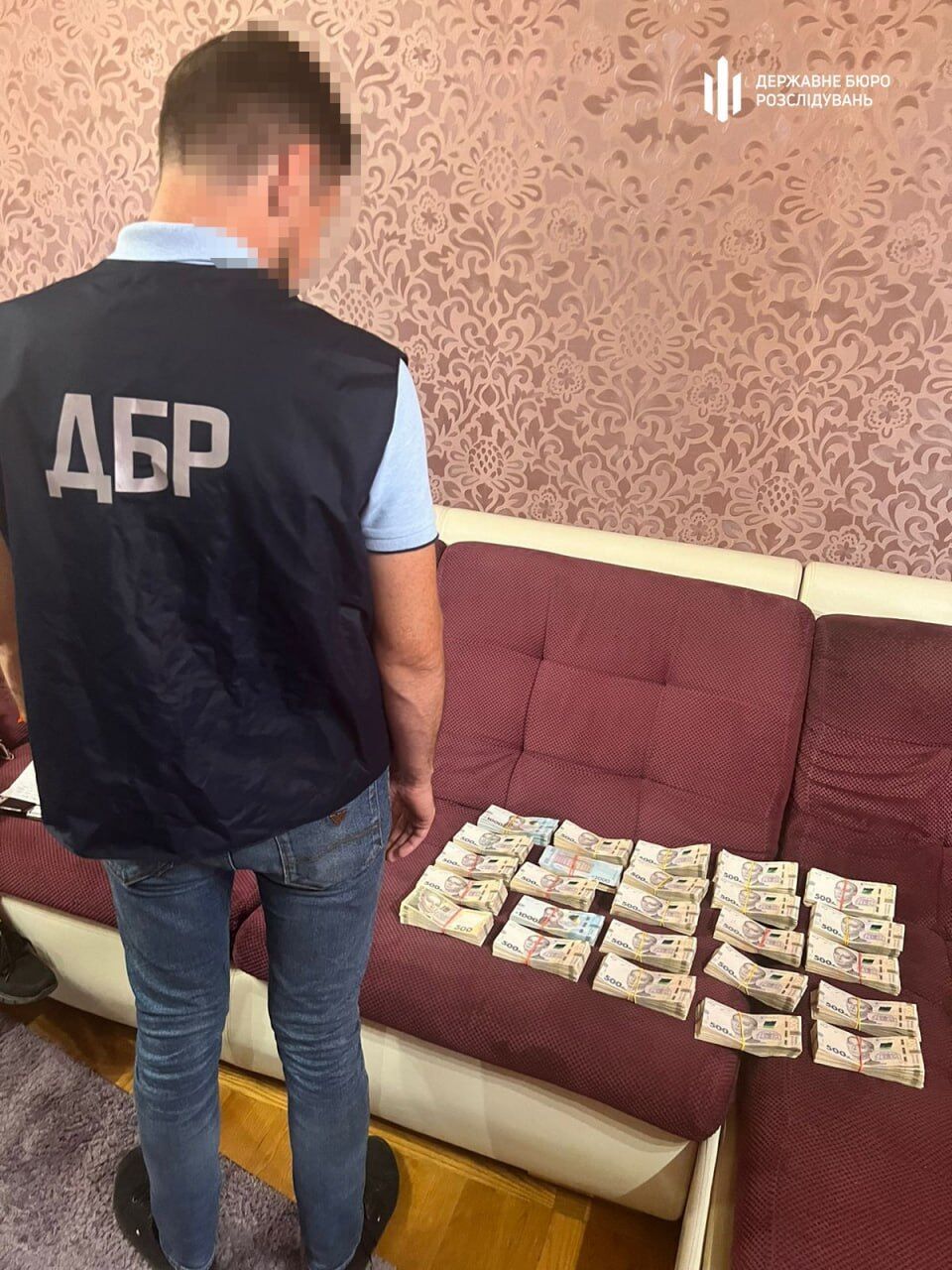 Чиновник требовал ''дань'' с работников цветочного бизнеса: детали от ДБР