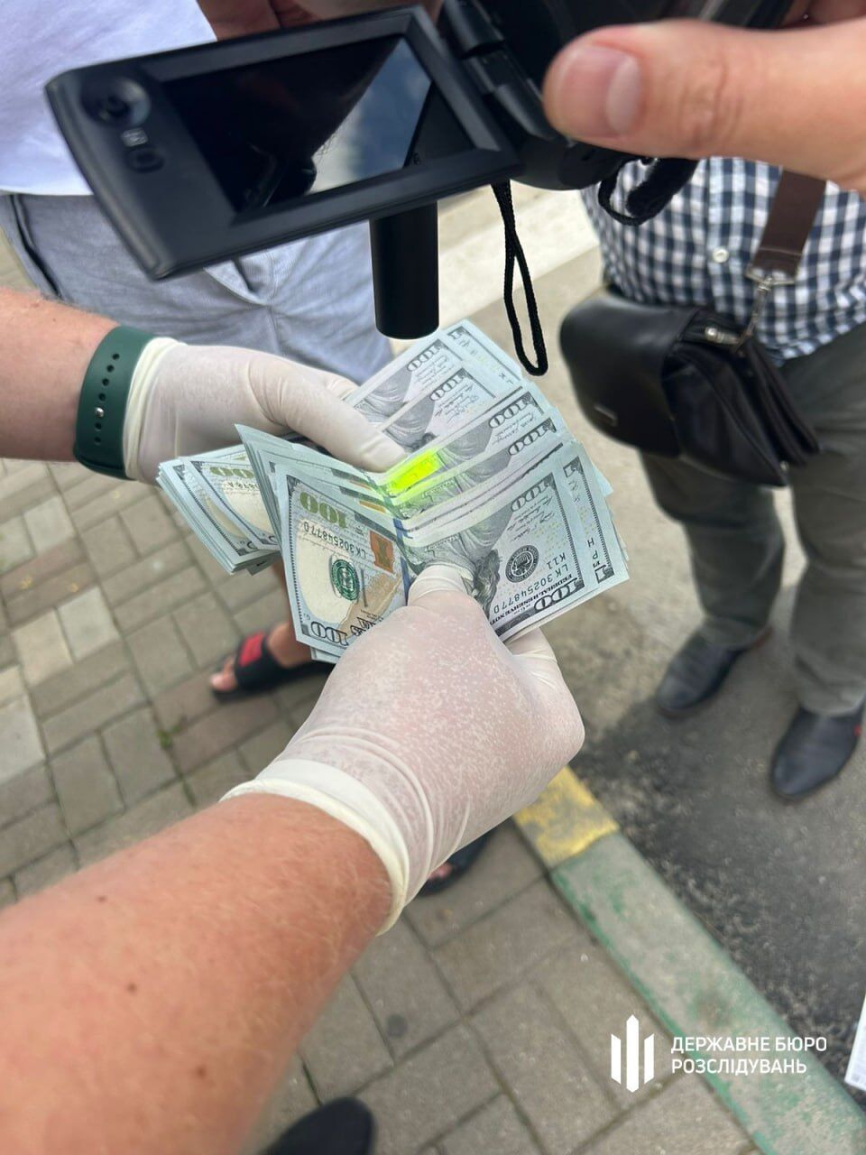 Чиновник вимагав ''данину'' з працівників квіткового бізнесу: деталі від ДБР
