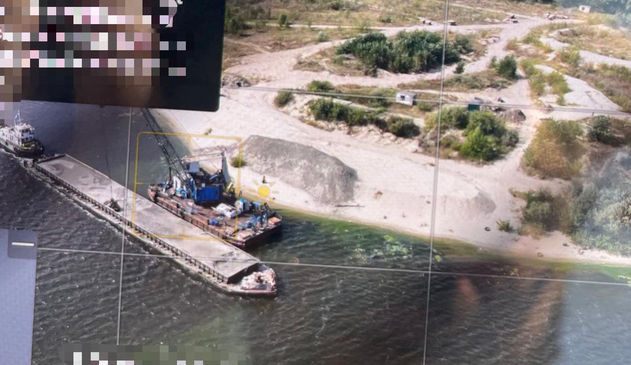 В столичном Голосеево люди экс-регионала Продивуса добывают песок на захваченной в общине земле (видео)