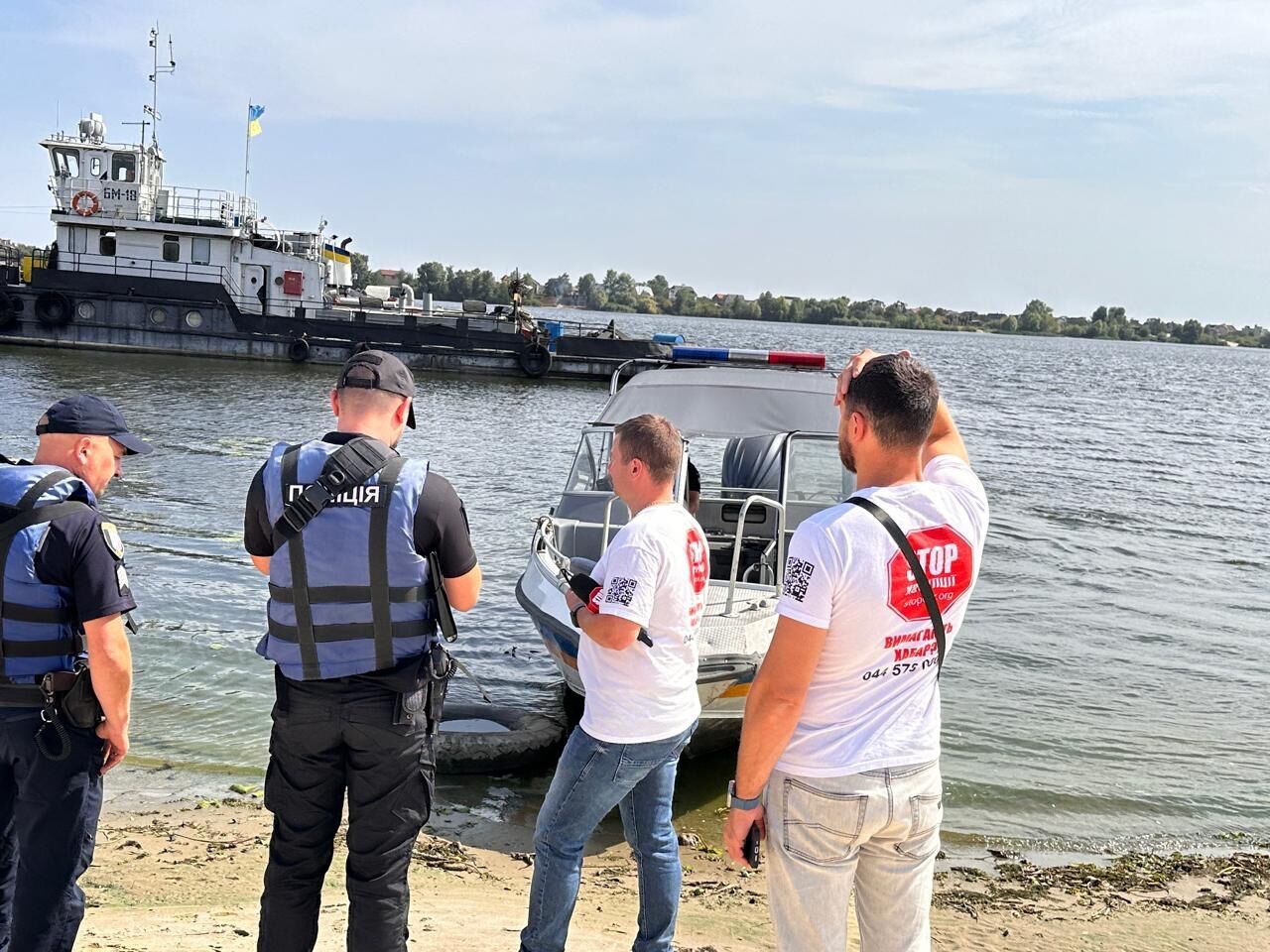 В столичном Голосеево люди экс-регионала Продивуса добывают песок на захваченной в общине земле (видео)