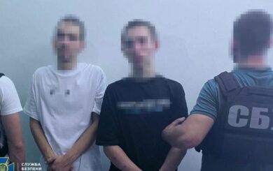 У Черкасах затримали наркозалежних, які за гроші з рф підпалювали військові пікапи (фото)