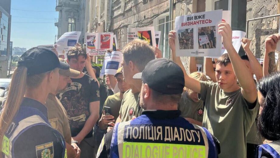 Активісти протестують проти ЛГБТ-прайду в Харкові