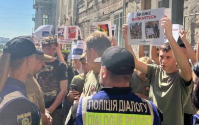 Активисты протестуют против ЛГБТ-прайда в Харькове